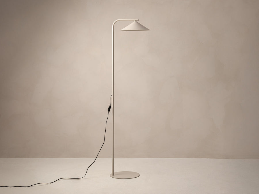Gulvlampe Nocte – slank lampe i metall
