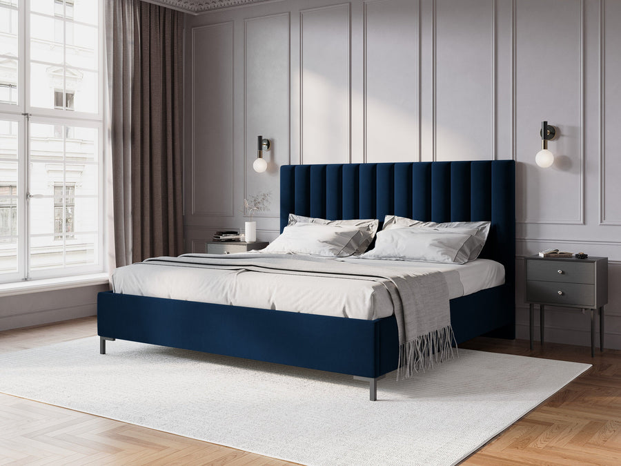 Allison seng 160×200 – royal blå velur med dekorativ hodegavl og oppbevaring