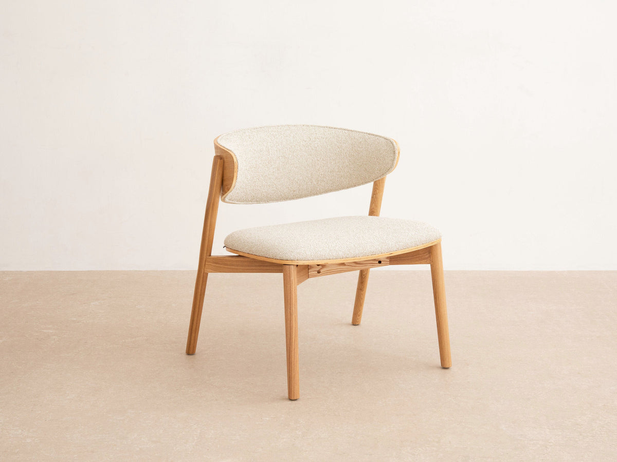 Remoli lenestol i beige bouclé – tidløs komfort med naturlig treverk