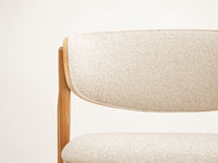 Remoli lenestol i beige bouclé – tidløs komfort med naturlig treverk