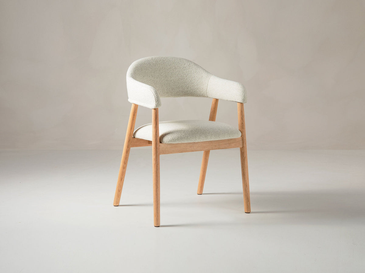 Hera spisestol – offwhite bouclé med treben og armlener