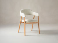 Hera spisestol – offwhite bouclé med treben og armlener