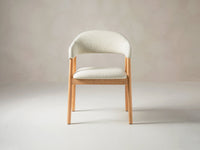 Hera spisestol – offwhite bouclé med treben og armlener
