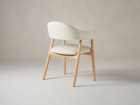 Hera spisestol – offwhite bouclé med treben og armlener