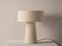 Agnes bordlampe – Myk stemning i boucle