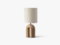 Doris bordlampe i travertin – naturlig eleganse og dempet belysning