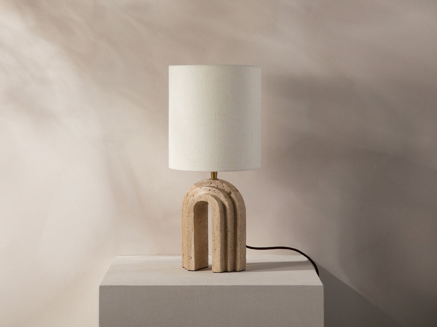 Doris bordlampe i travertin – naturlig eleganse og dempet belysning