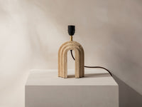 Doris bordlampe i travertin – naturlig eleganse og dempet belysning