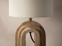 Doris bordlampe i travertin – naturlig eleganse og dempet belysning