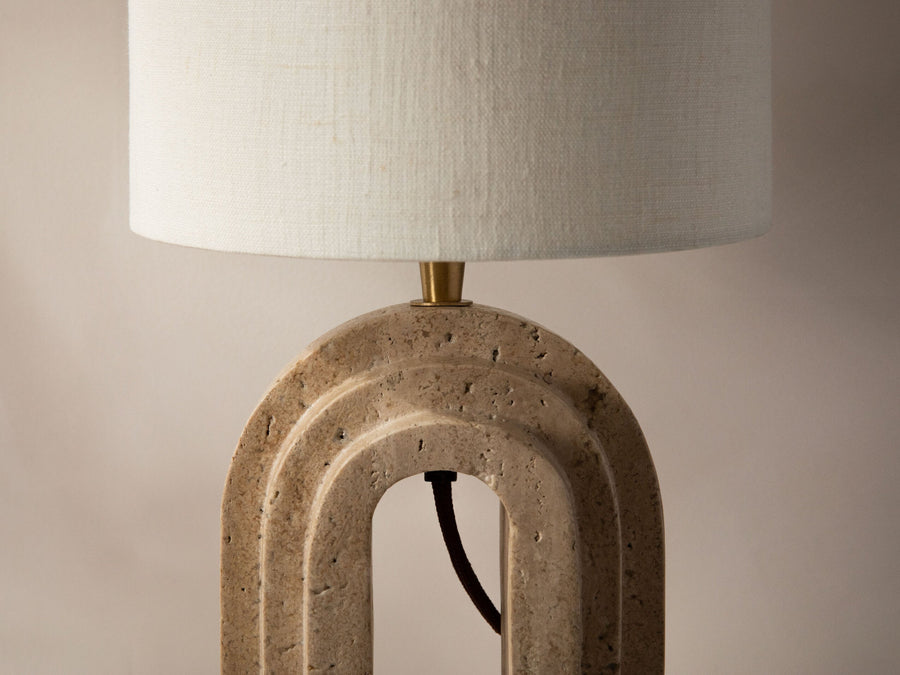Doris bordlampe i travertin – naturlig eleganse og dempet belysning