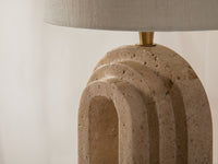Doris bordlampe i travertin – naturlig eleganse og dempet belysning
