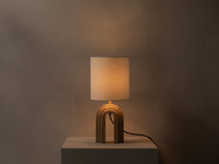 Doris bordlampe i travertin – naturlig eleganse og dempet belysning
