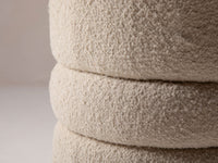 Alexa puff – sylinderformet puff i naturfarget bouclé