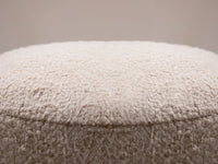 Alexa puff – sylinderformet puff i naturfarget bouclé