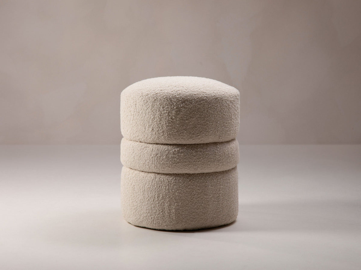 Alexa puff – sylinderformet puff i naturfarget bouclé