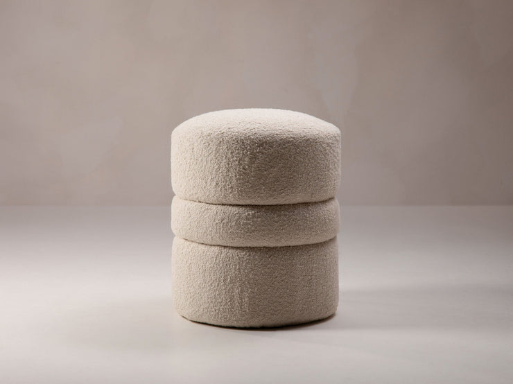 Alexa puff – sylinderformet puff i naturfarget bouclé