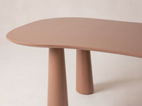Pablo spisebord – 200 cm organisk form i amber-brun MDF