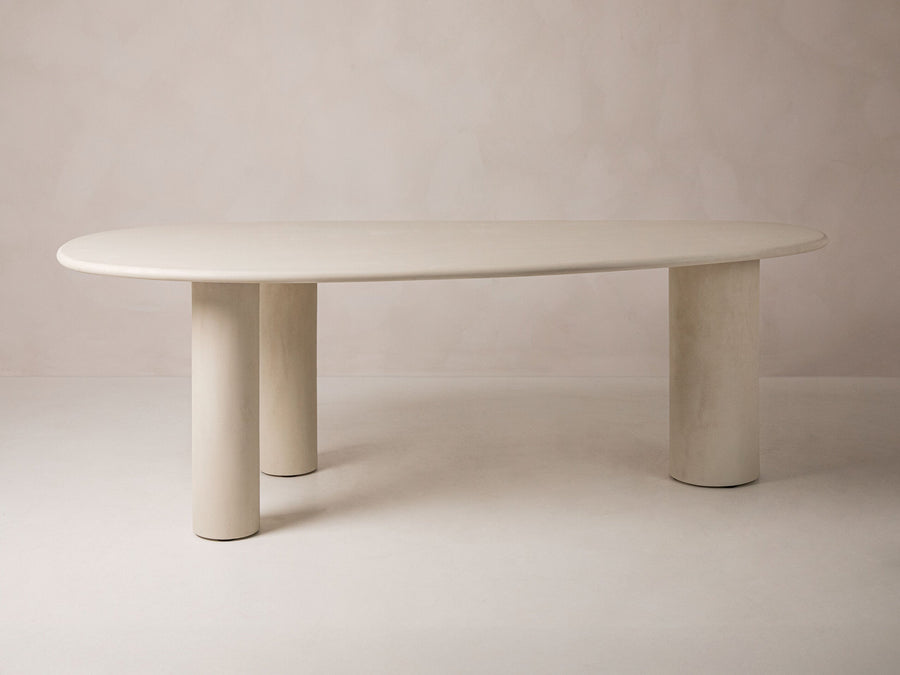 Mel spisebord – 200 cm offwhite mikrocement-look, organisk form