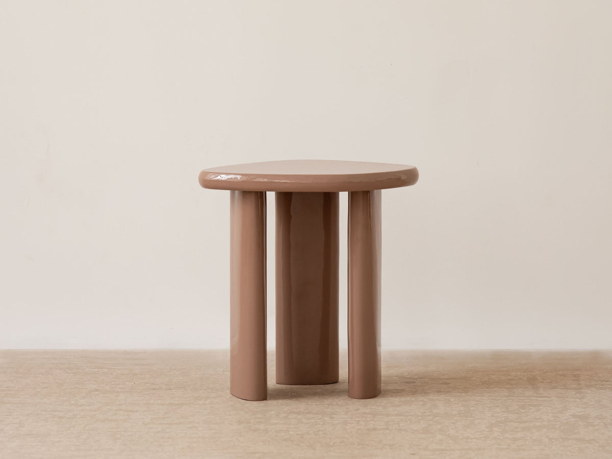 Lawrence sidebord – nude glossy finish med organisk form