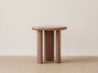 Lawrence sidebord – nude glossy finish med organisk form
