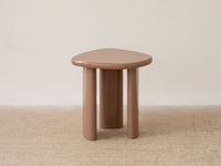 Lawrence sidebord – nude glossy finish med organisk form