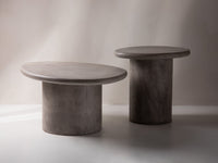 Daria sidebord – grå betong, organisk oval form (inne/ute)