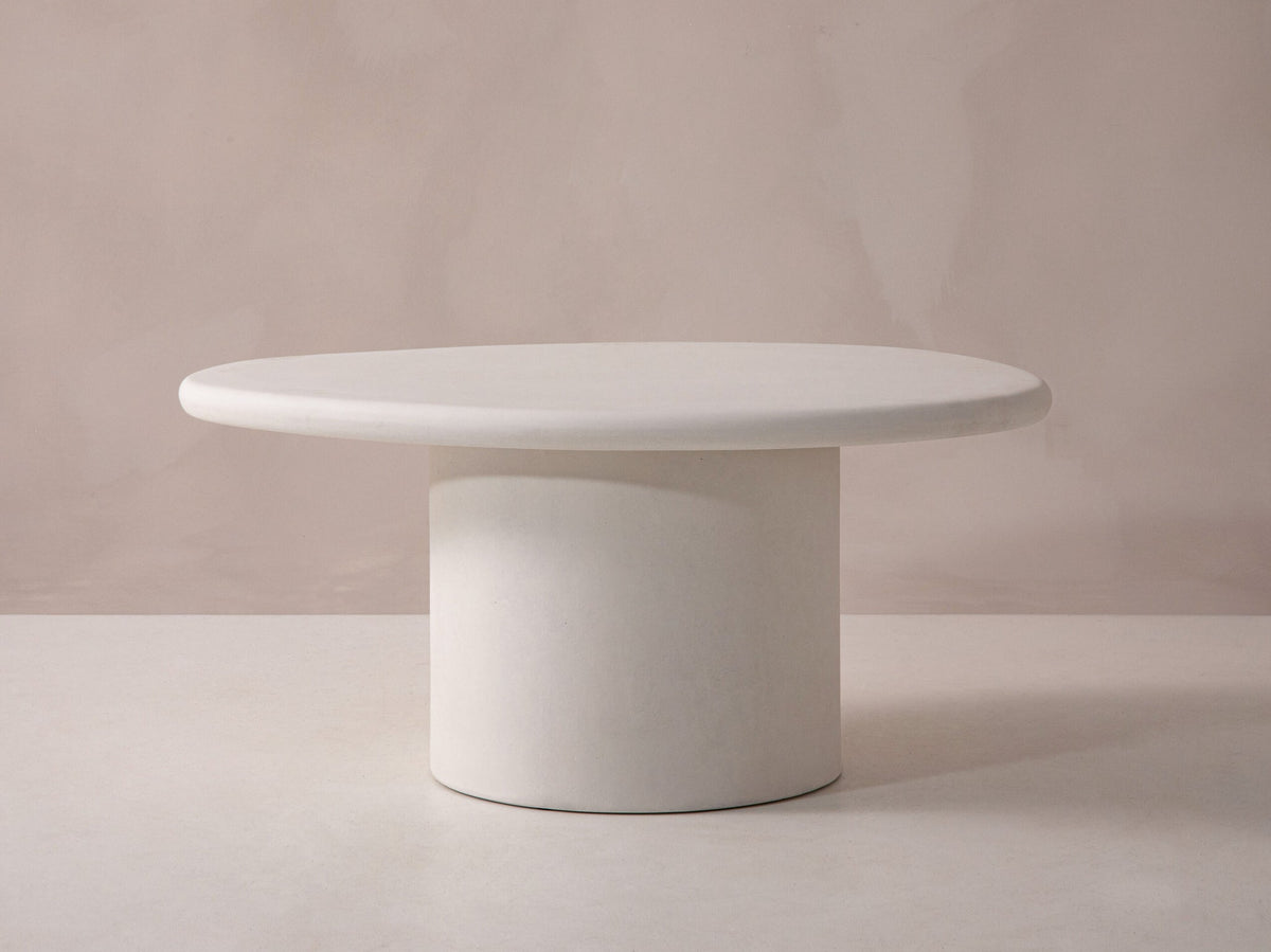 Daria sofabord – 85 cm i hvit betong, organisk oval form (inne/ute)