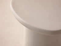 Daria sofabord – 85 cm i hvit betong, organisk oval form (inne/ute)