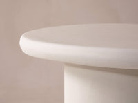 Daria sofabord – 85 cm i hvit betong, organisk oval form (inne/ute)
