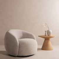 NAMBI – Svingbar lenestol i Vista beige med moderne form og dyp komfort