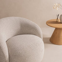 NAMBI – Svingbar lenestol i Vista beige med moderne form og dyp komfort