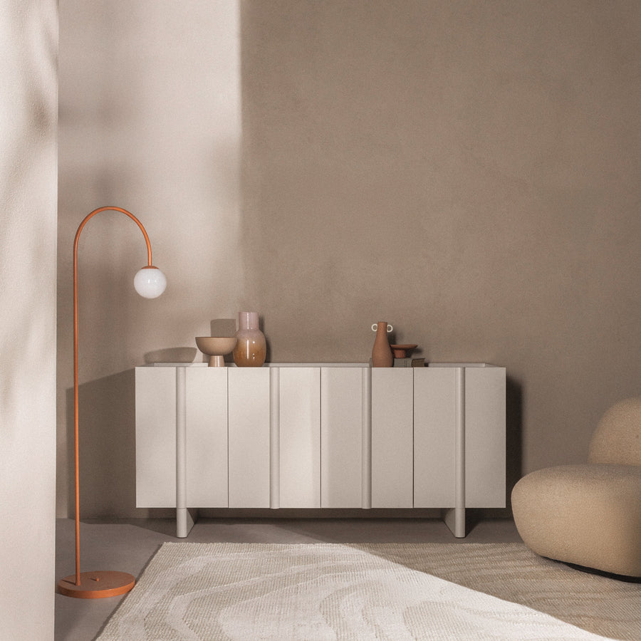 Moss kommode – kasjmirfarget, avrundet design med fire dører