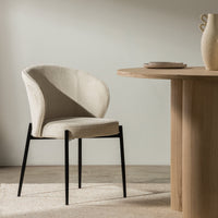 Avery spisestol – lys beige stoff og svarte metallben