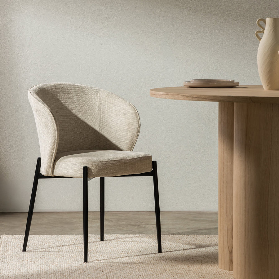 Avery spisestol – lys beige stoff og svarte metallben
