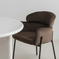Granda spisestol – velvet espresso med armlene