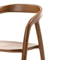 SANDE – Spisestol i naturlig teak med håndlaget uttrykk