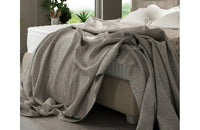 FOG – Elegant seng med karakter og detaljer
