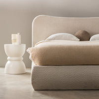 Derry S239 – Kontinentalseng med vertikal hodegavl i UF998 Beige