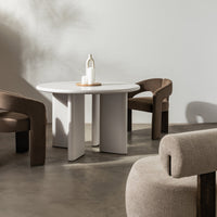 Poem UDT24035 – Elegant rundt spisebord i beige keramikklook