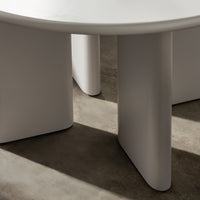 Poem UDT24035 – Elegant rundt spisebord i beige keramikklook