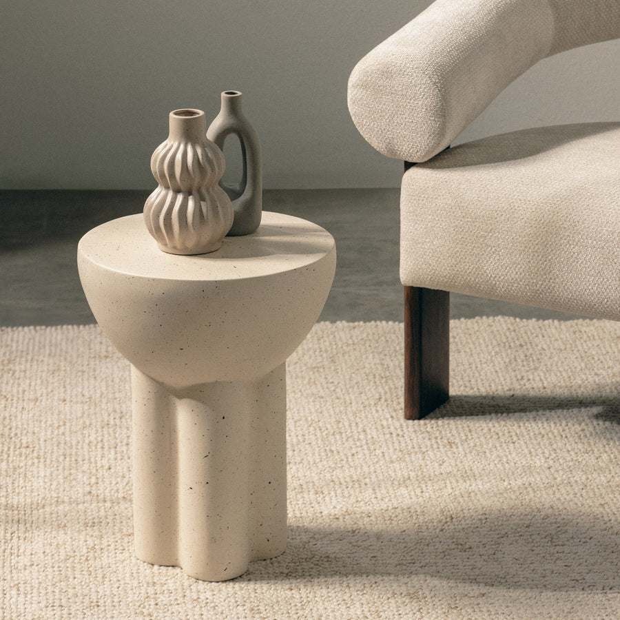 Sidebord Poppy – betong / granitteffekt