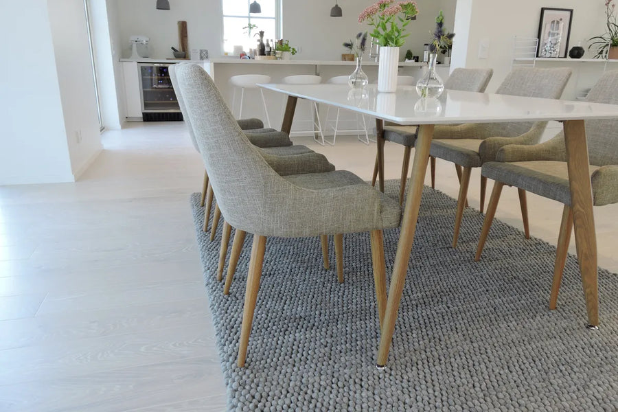 Spisestol Plaza & Polar 2-pakk + Rektangulært spisebord 180 x 90 – grå og hvit
