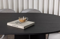 Spisegruppe Bootcut & Evelina oval 230 x 115 + 2-pakk spisestoler – svart og grå