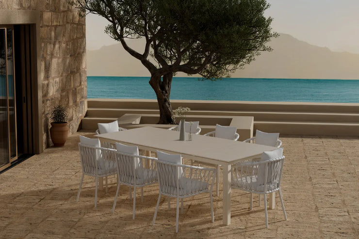 Spisegruppe Levels & Linos 229 × 100 med 2-pakk spisestoler – beige og hvit